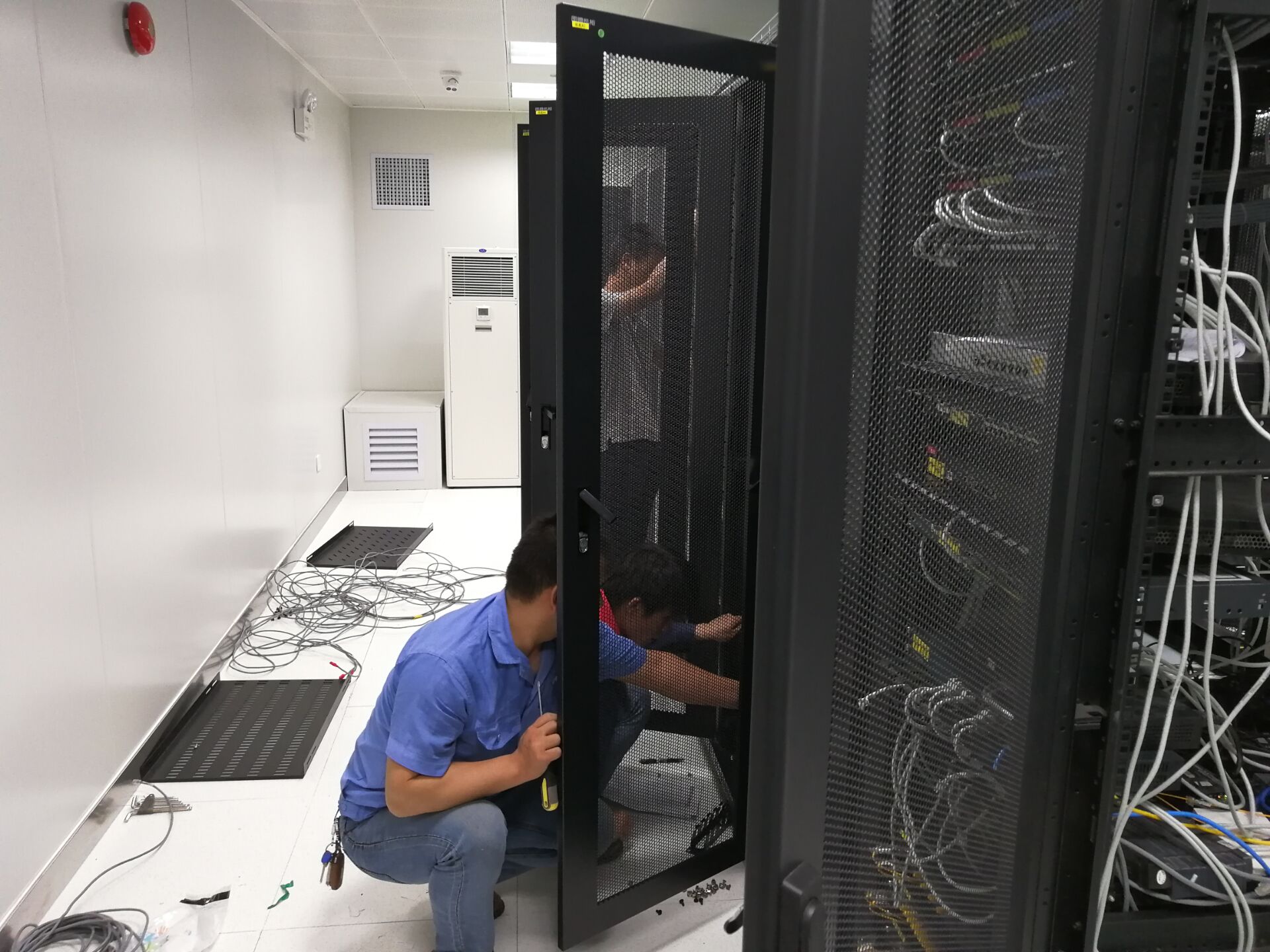 我校順利完成中心機(jī)房搬遷工作 信息系統(tǒng)運(yùn)行維護(hù)服務(wù)平穩(wěn)過(guò)渡